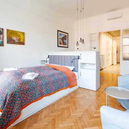 Appartement With Parliament View