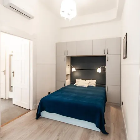 With Parliament View Appartement